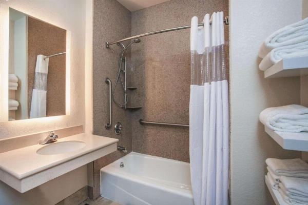 La Quinta Inn & Suites by Wyndham Dublin Pleasanton image 29